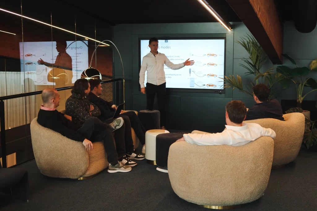 Presentatie in een moderne vergaderruimte, waarbij teamleden van Green Fellows aandachtig luisteren.