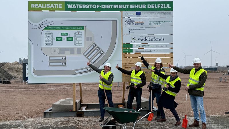 Projectteam bij de start van de realisatie van de waterstof-distributiehub Delfzijl